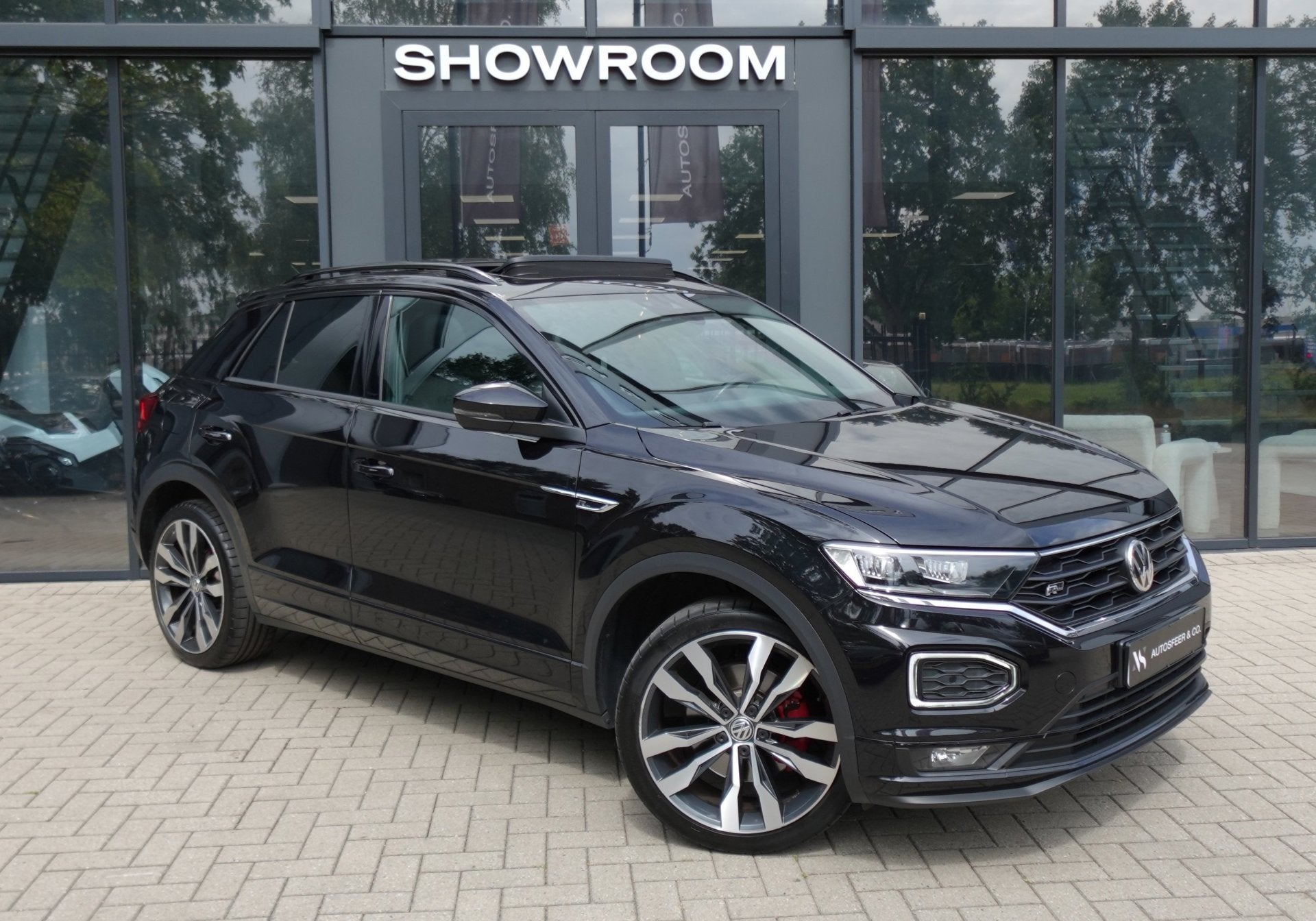 Volkswagen T-Roc 1.5 TSI Sport Business R PANO CAM ACC, Auto's, Volkswagen, 4 cilinders, 150 pk, Zwart, Grijs