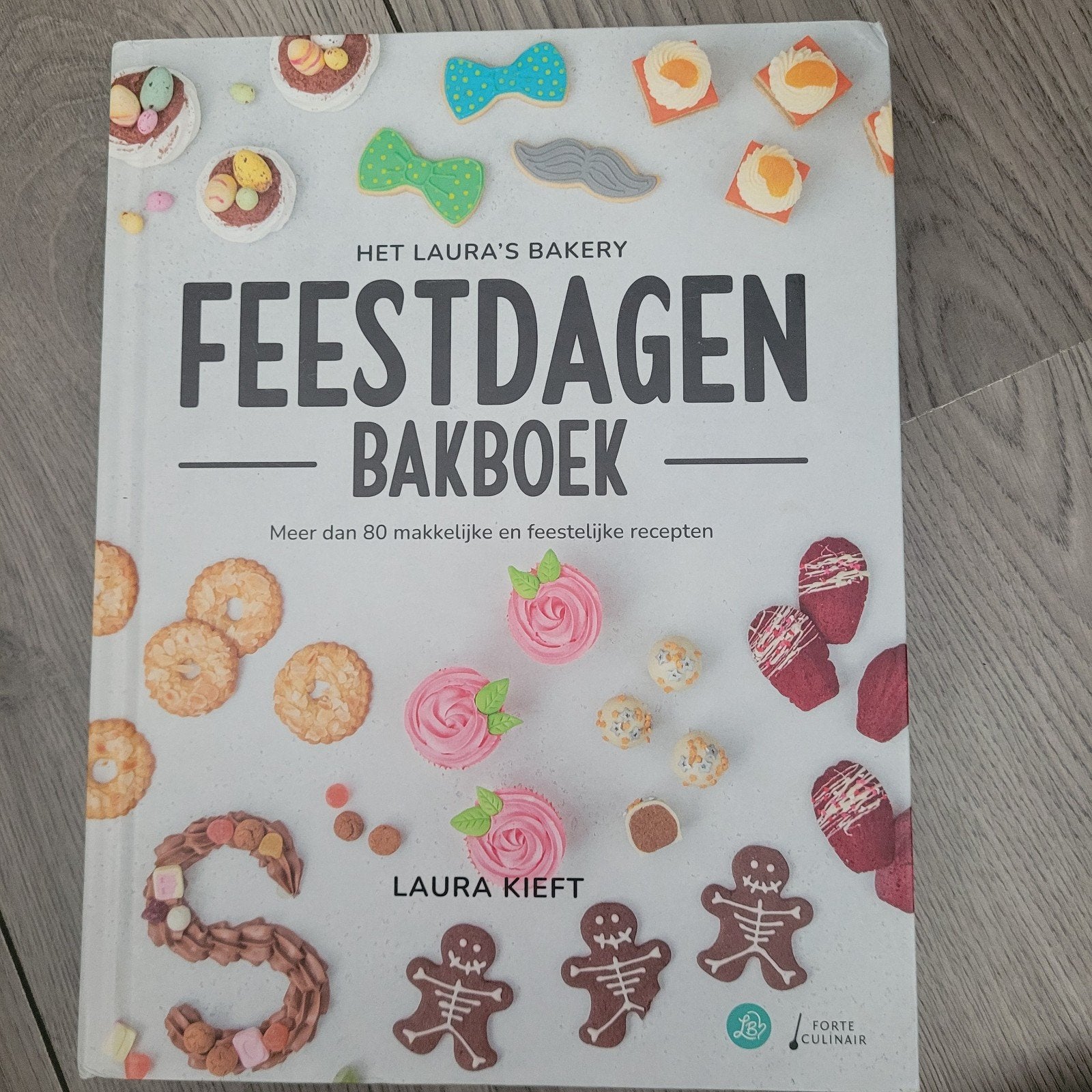Het Laura's Bakery Feestdagen Bakboek - Laura Kieft, Taart, Gebak en Desserts, Ophalen of Verzenden, Zo goed als nieuw, Laura Kieft