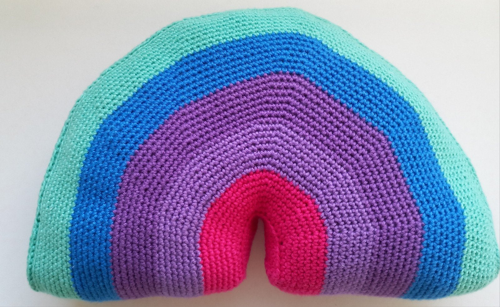 Gondas Creaties regenboog kussentje handgehaakt met katoen., Ophalen of Verzenden, Nieuw, Vierkant, Handgemaakt