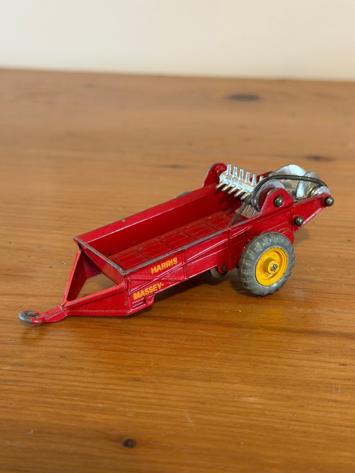 Dinky Toys 27c Massey-Harris Manure Spreader – werkt perfect, Ophalen of Verzenden, Zo goed als nieuw, Tractor of Landbouw, Dinky Toys
