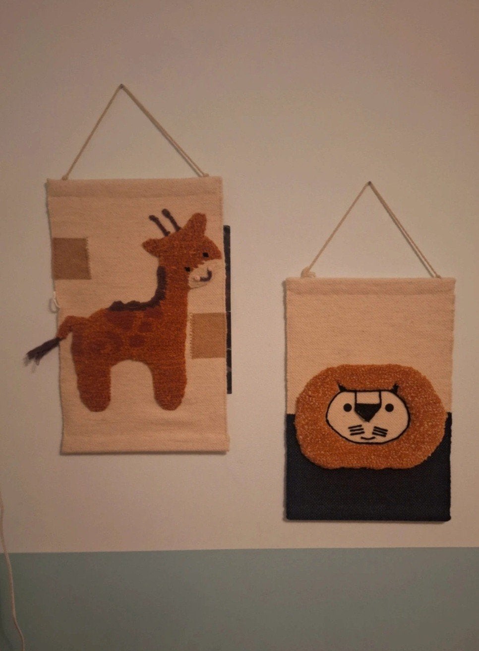 2 x wandkleed wandhanger Leeuw en Giraf, Bruin, Ophalen of Verzenden, Zo goed als nieuw, Wanddecoratie