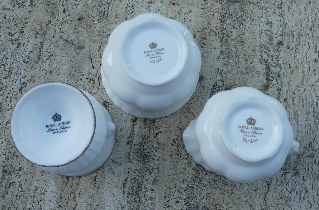 Nieuw Royal Albert Val D'OR servies, Nieuw, Ophalen of Verzenden, Wedgwood, Kop(pen) en/of Schotel(s)