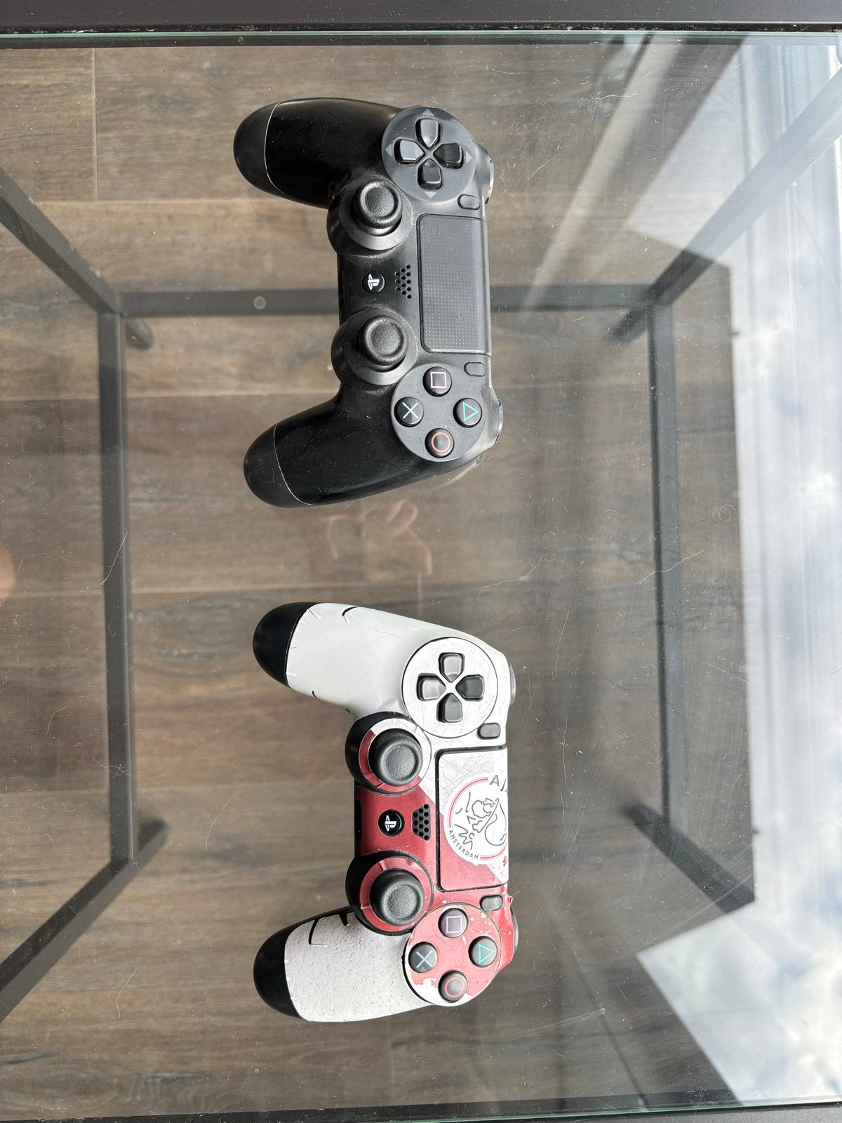 Twee PlayStation 4 controllers (zwart en rood/wit), Ophalen, Zo goed als nieuw, Controller, PlayStation 4