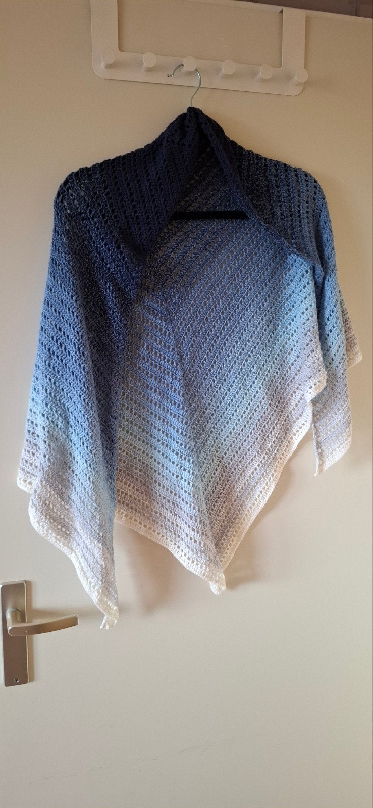 Gehaakte omslagdoek met kleurverloop - Blauw/Wit, Handgemaakt, Ophalen of Verzenden, Nieuw, Sjaal