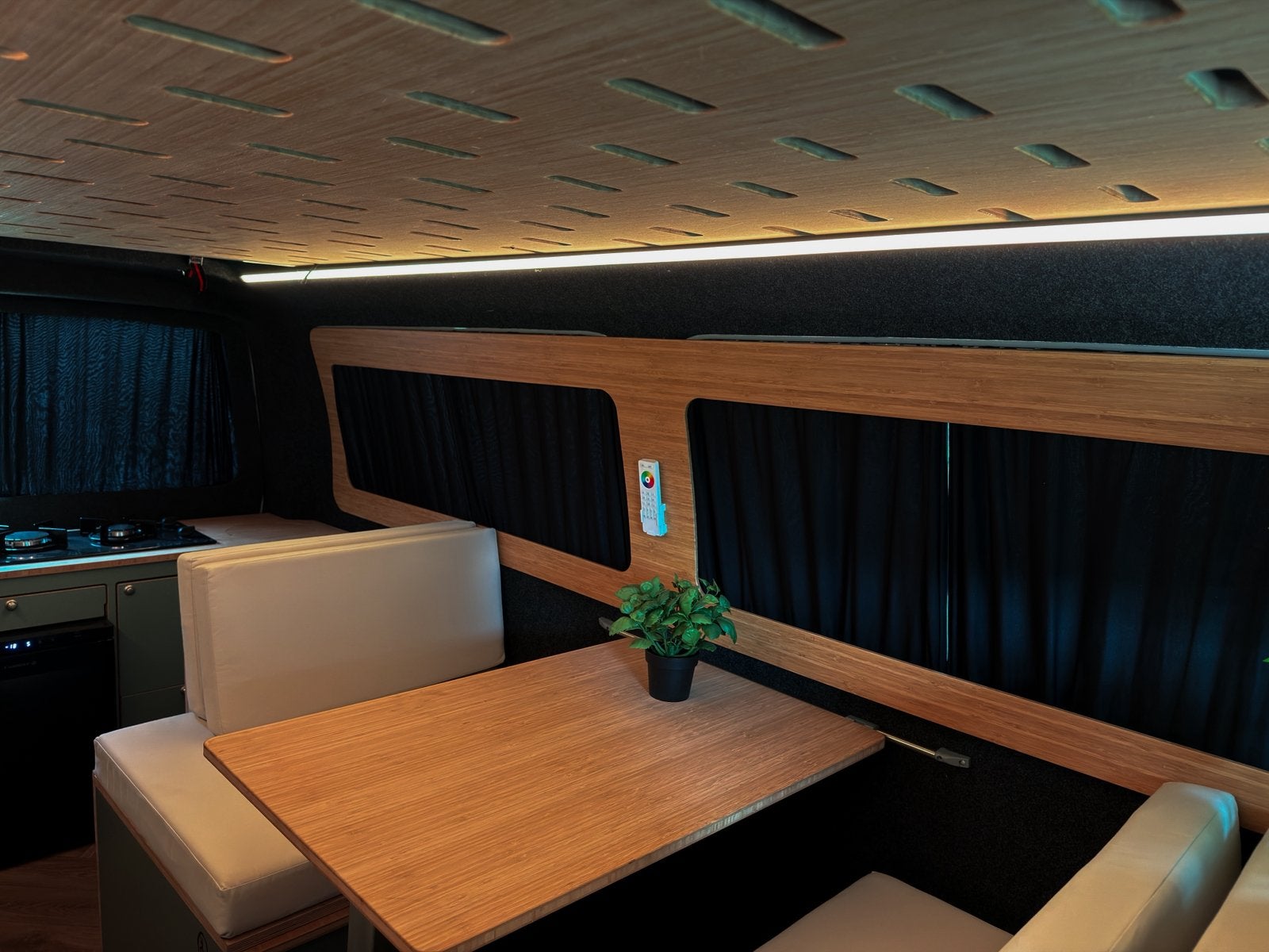 Foto 9 van Volkswagen T6 Camperbus  | 2019 | EURO 6 | off-grid | NAP