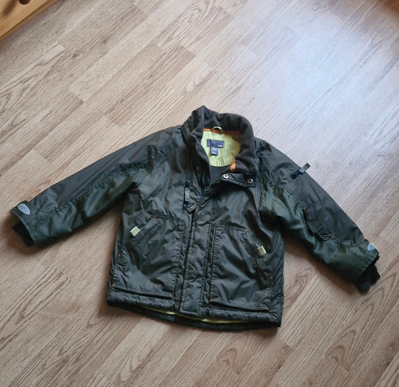 H&M Jas Maat 116 - Groen met Doodshoofd, Gebruikt, H&M, Ophalen of Verzenden, Jongen