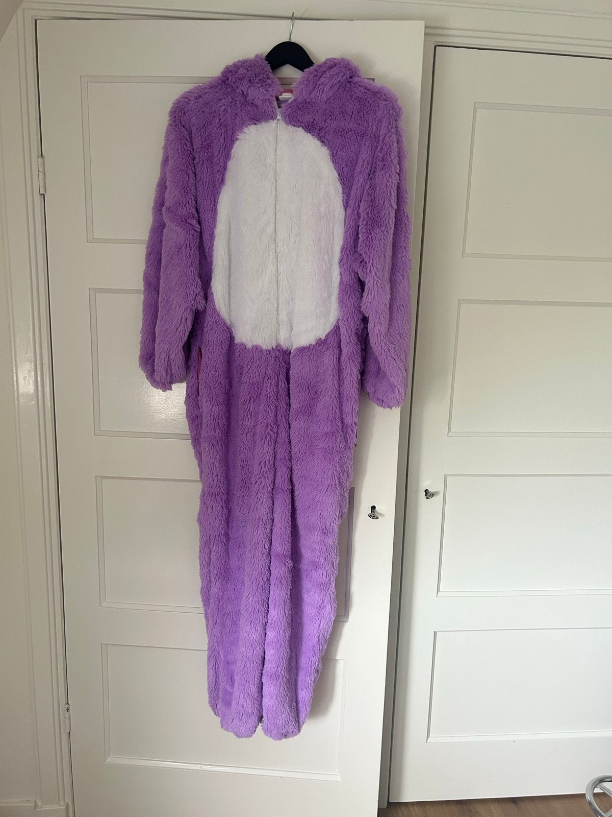 Paars Onesie Kostuum (beer) - Ideaal voor Carnaval of Feest, Carnaval, Maat 42/44 (L), Nieuw, Ophalen of Verzenden