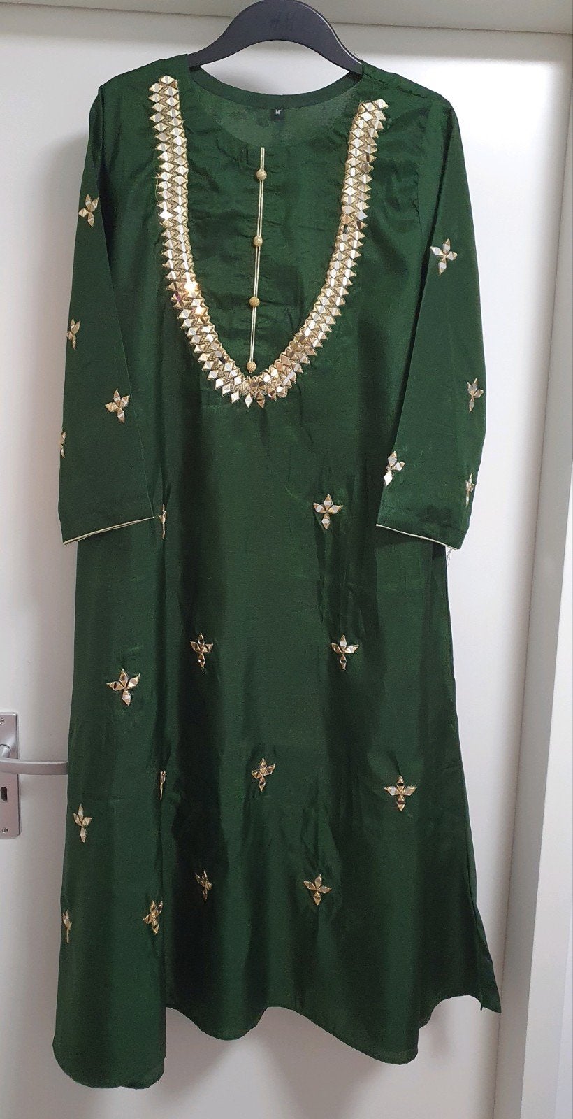 Nieuwe Indiase jurk - Donkergroen met gouden details maat M, Kleding | Dames, Jurken, Ophalen of Verzenden, Nieuw, Maat 38/40 (M)
