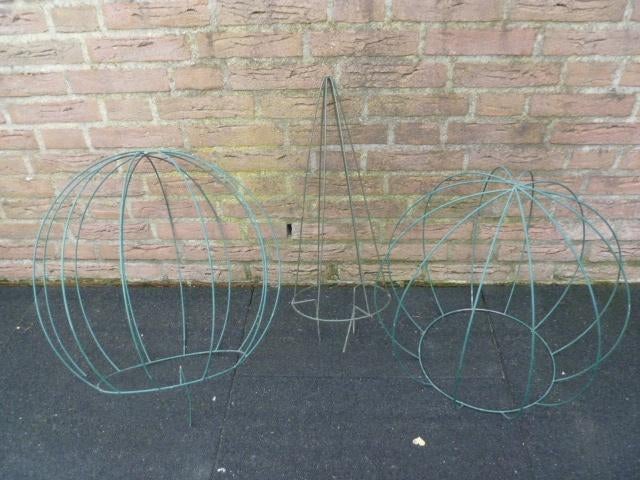 3 Plantengeleiders: IJzer. 2 “ballen” en 1 hoge punt. Groen., Tuin en Terras, Bloembakken en Plantenbakken, Ophalen, Gebruikt