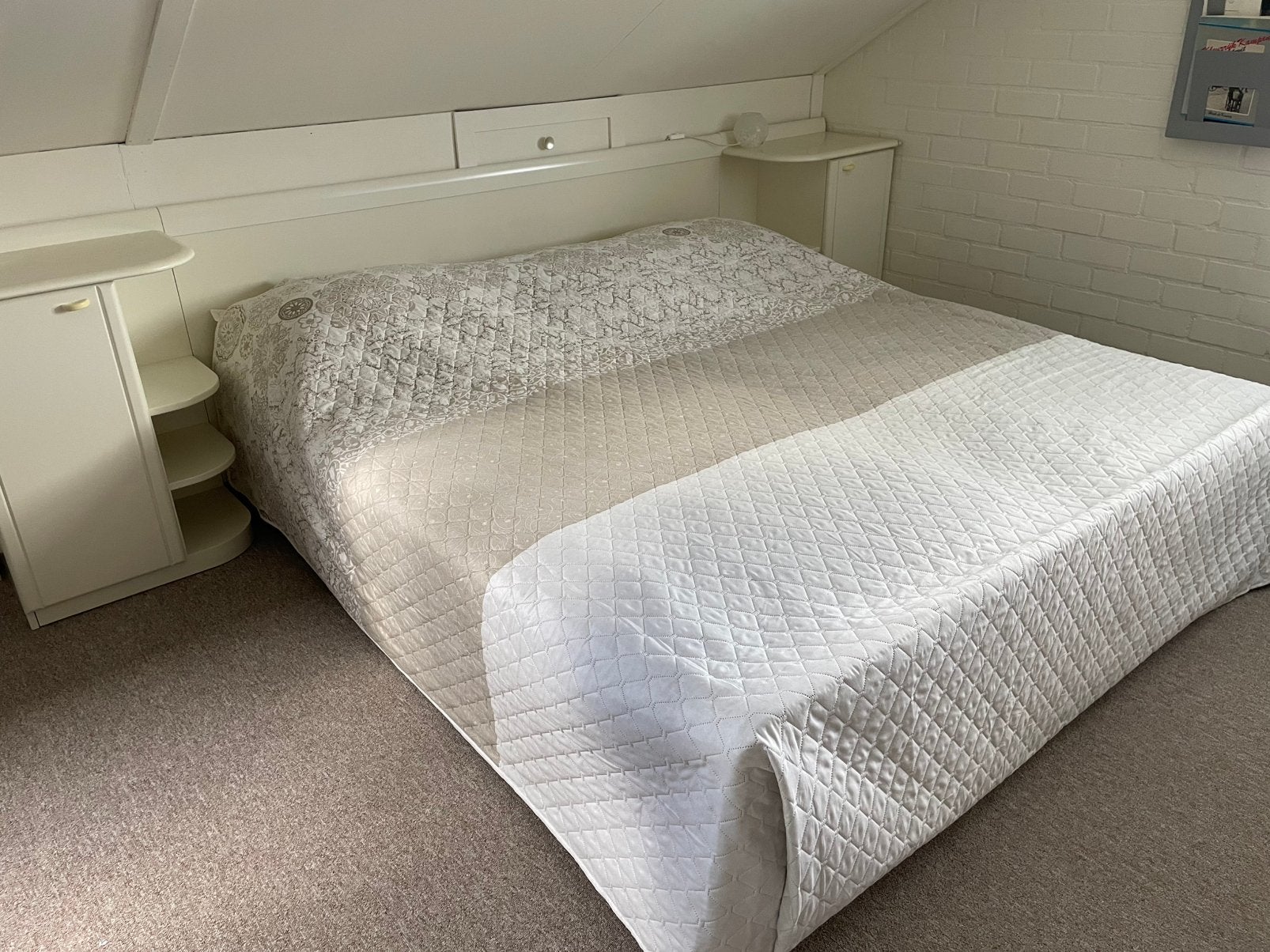 Gratis - twee persoons bed ombouw / nachtkasten en matrassen, Ophalen, Tweepersoons, Zo goed als nieuw, 180 cm