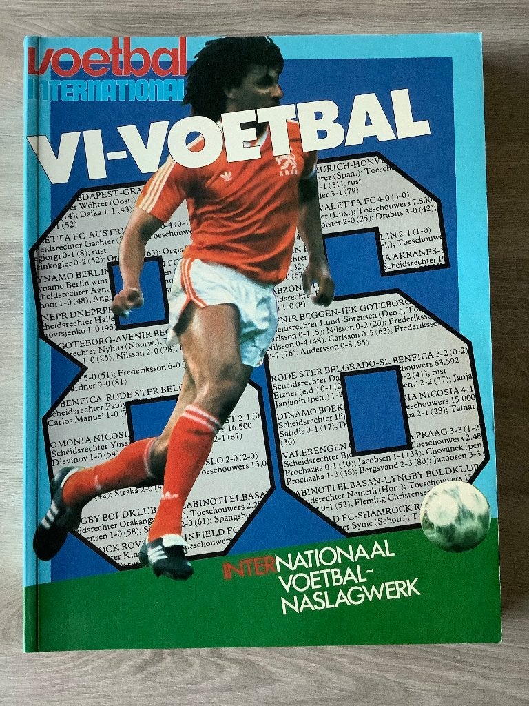 Voetbal International Internationaal voetbalnaslagwerk 86, Boeken, Sportboeken, Ophalen of Verzenden, Zo goed als nieuw, Balsport