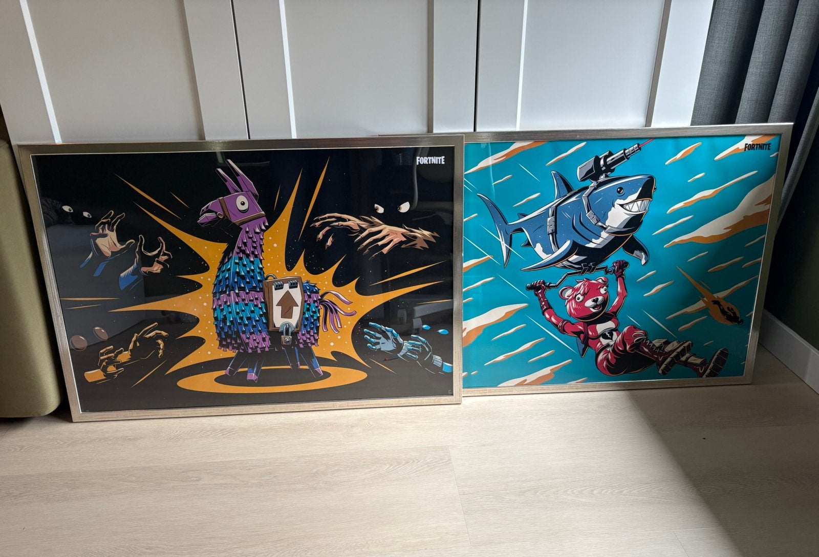 2x Fortnite poster in lijst 95x65 cm, Ophalen, Rechthoekig Liggend, Overige onderwerpen, Met lijst
