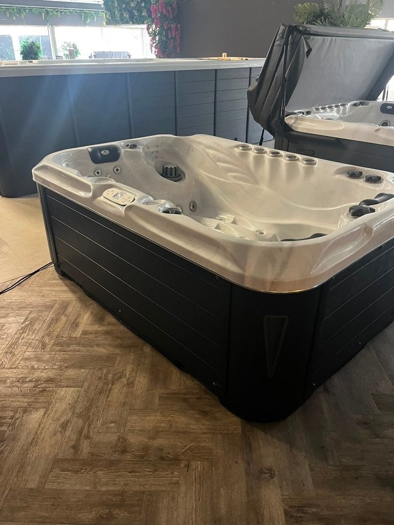 LUXE PASSION SPA / JACUZZI 2-3 PERS.-BOMVOL JETS, Tuin en Terras, Ophalen, Zo goed als nieuw, Trap, Vast