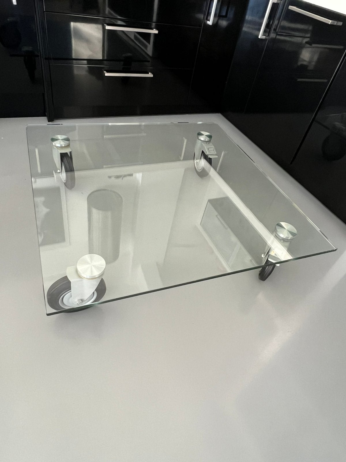 Design salontafel met glazen blad op wielen, Ophalen, Gebruikt, 5 – 50, 100 tot 150 cm