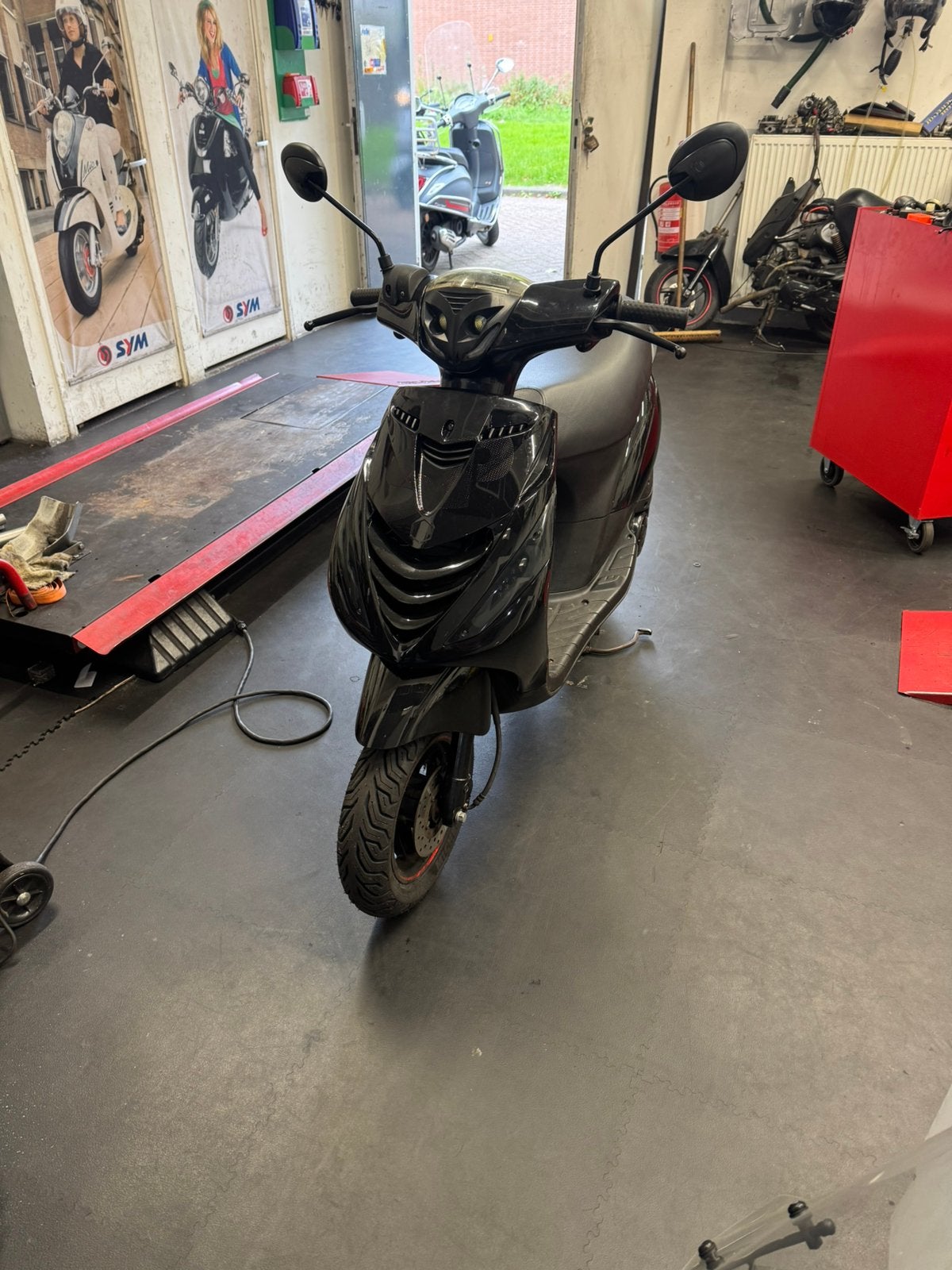 piaggio zip 25km 2020, Fietsen en Brommers, Overige modellen, Piaggio, Zo goed als nieuw, Benzine