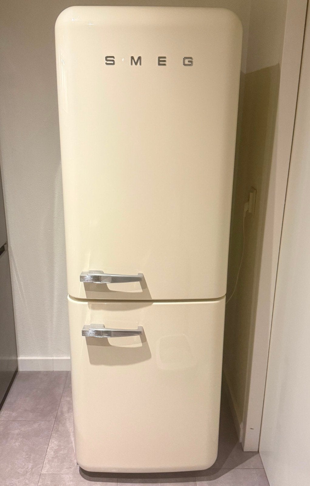 Smeg Koelkast met Aparte Vriezer - Crème, Ophalen, 200 liter of meer, 60 cm of meer, Met aparte vriezer