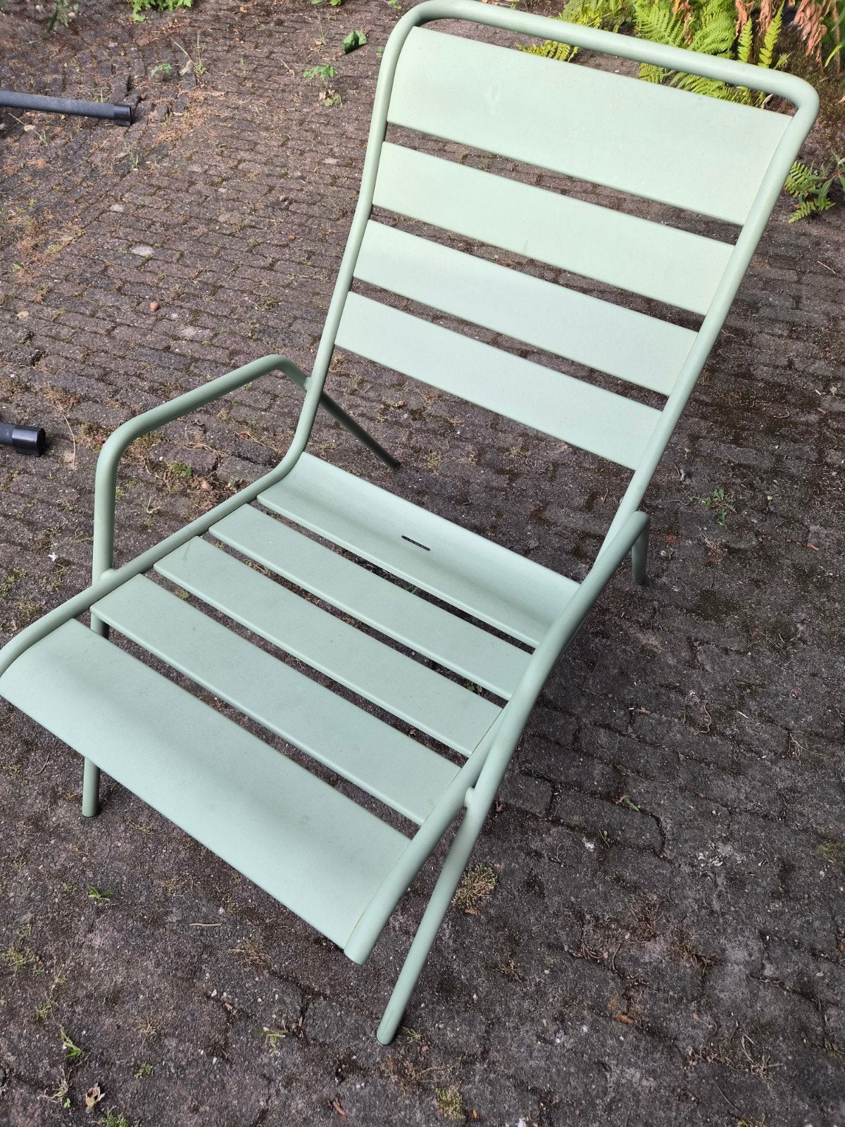 Fermob tuinstoel, licht vergrijsd groen, staal, lage zit., Tuin en Terras, Ophalen, Gebruikt, Metaal