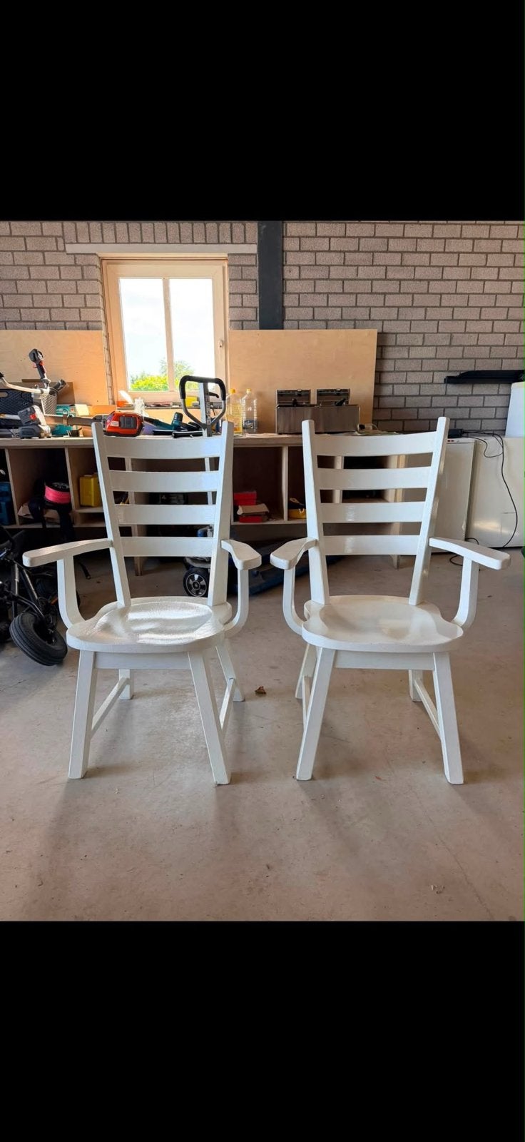 Gratis af te halen: Twee degelijke gelakte eikenhouten stoel, Huis en Inrichting, Stoelen, Ophalen, Gebruikt, Twee, Wit