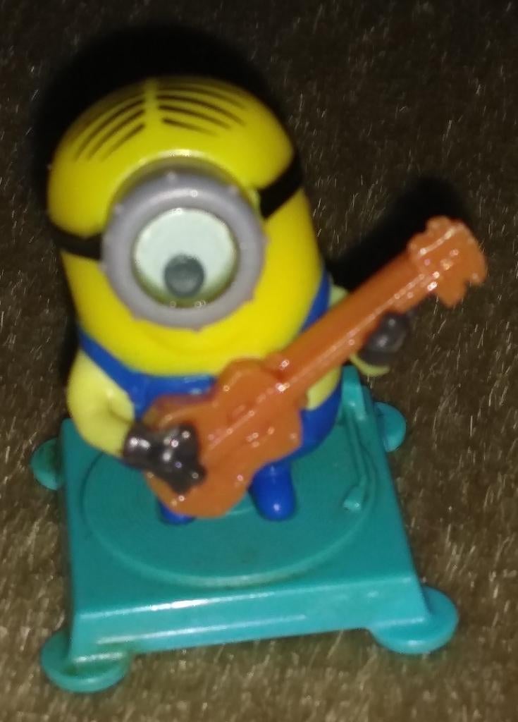 MINIONS STUART GUITARE FF 296  Verrasings-ei  Uni Stuart, Ophalen of Verzenden
