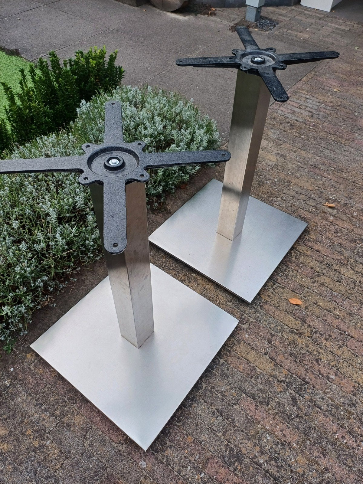 2x zware RVS Tafelpoten met zwarte bevestigingsplaat, Huis en Inrichting, Tafelonderdelen, Ophalen, Minder dan 50 cm, Modern, Industrieel