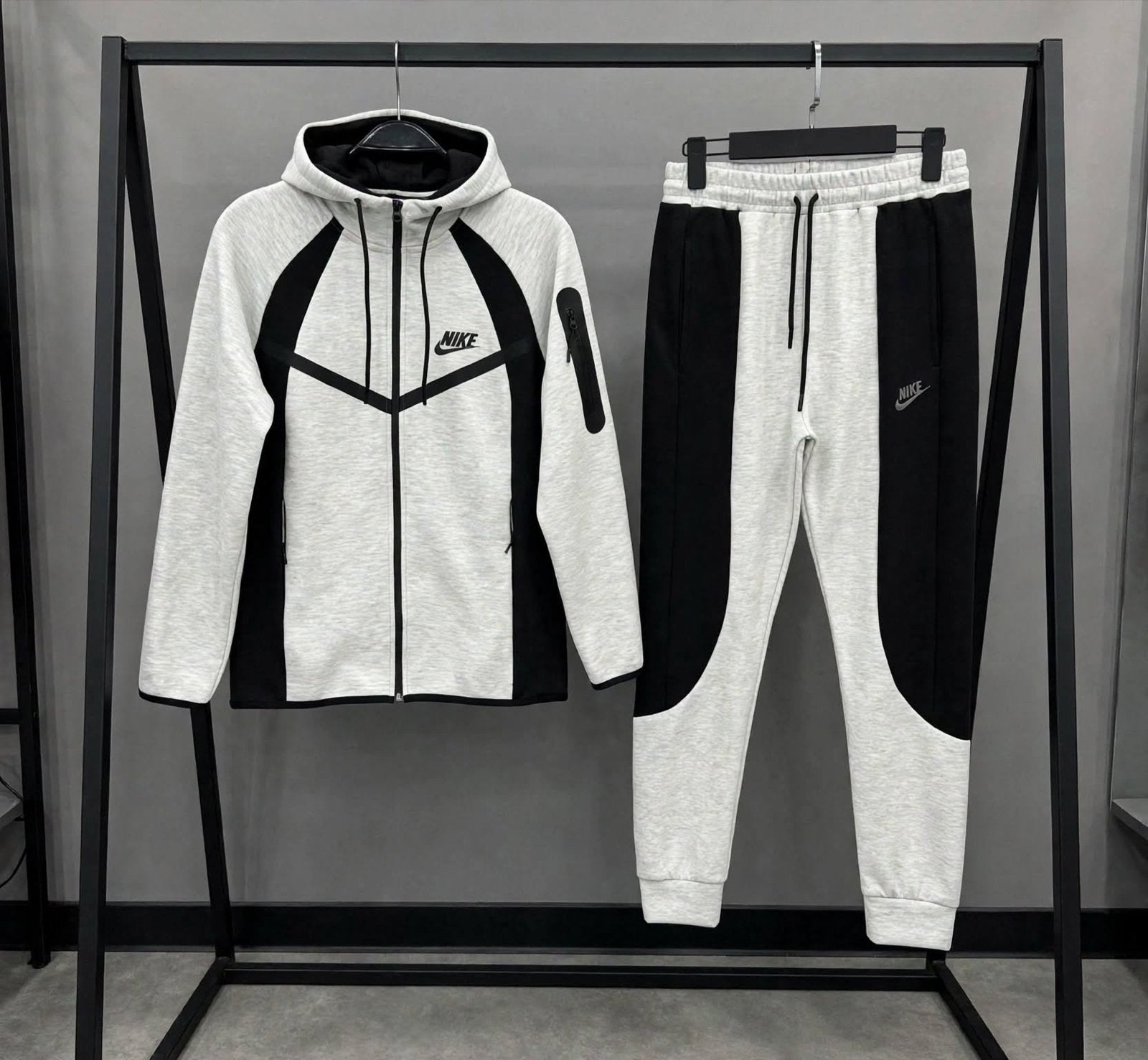 Nike Tech Fleece Trainingspak - Grijs/Zwart - Nieuw, Maat 48/50 (M), Nieuw, Ophalen of Verzenden, Grijs