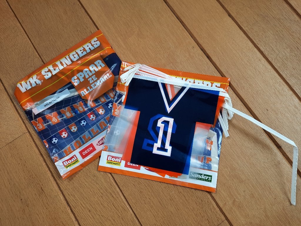 ORANJE VOETBAL WK slinger met t- shirts - nieuw -, Ophalen of Verzenden, Nieuw, Versiering, Oranje of Koningsdag