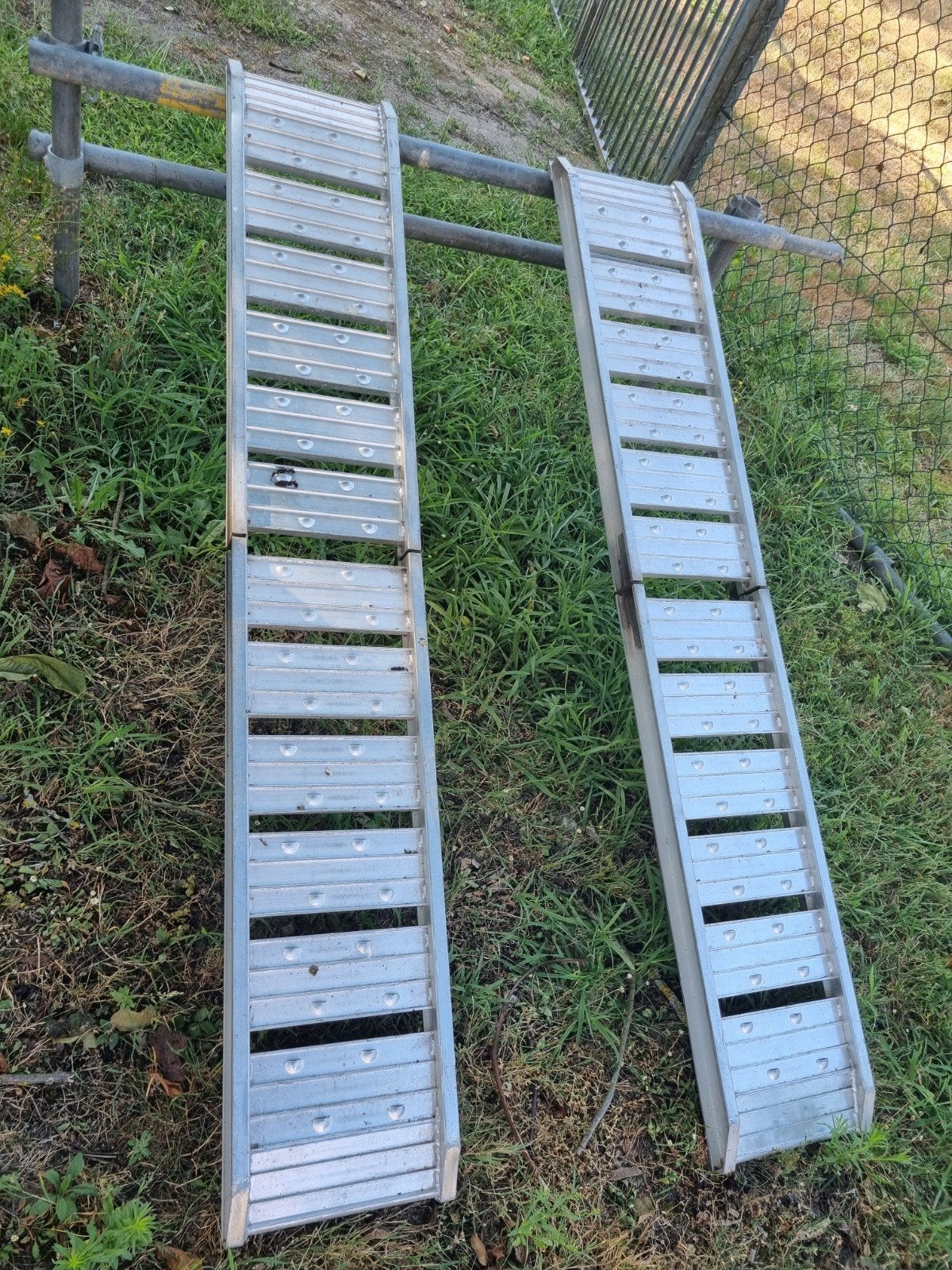 Set van 2 aluminium oprijplaten - 200kg capaciteit, Ophalen of Verzenden, Gebruikt