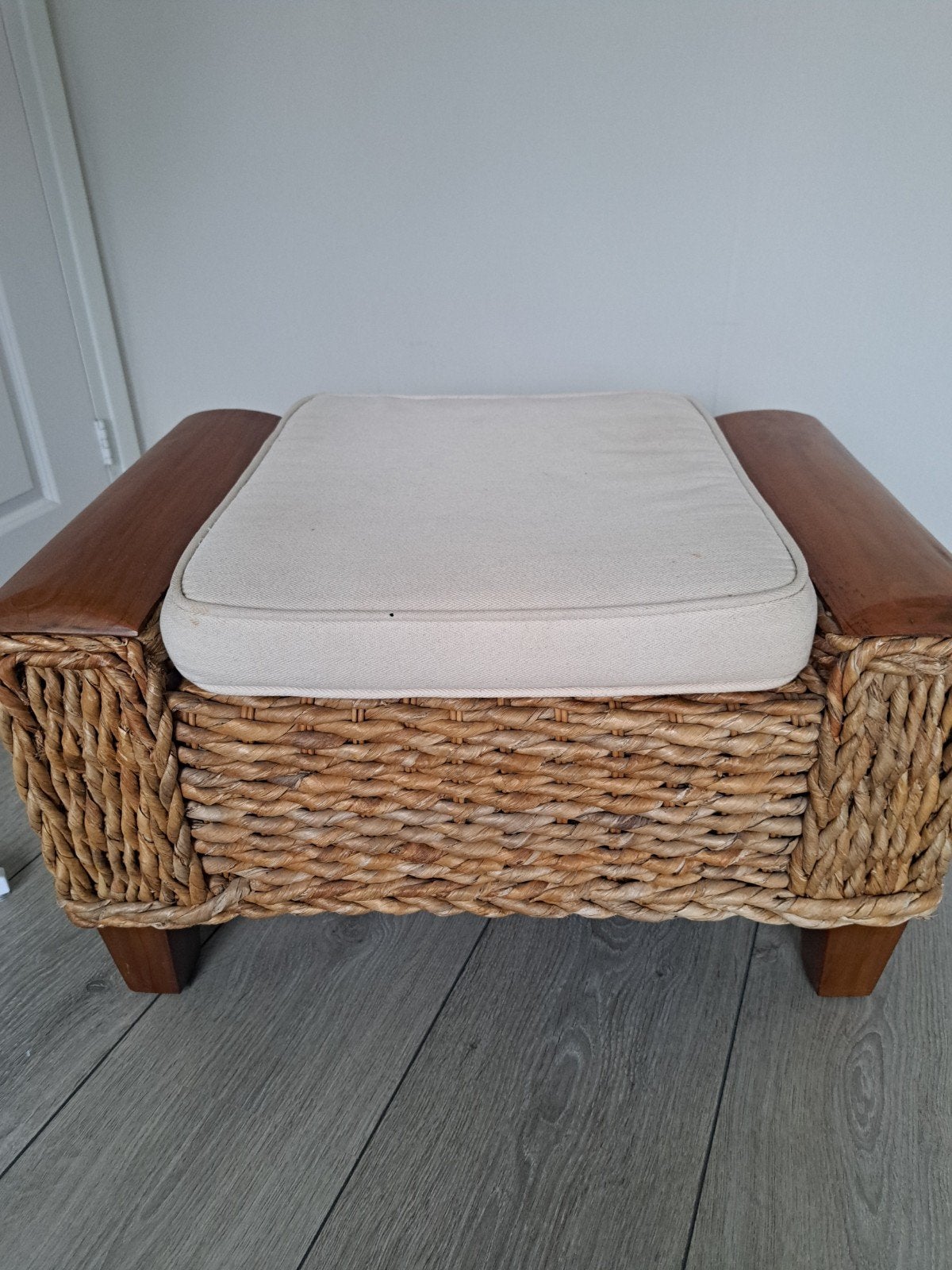 Rotan voetenbankje/ hocker met houten accenten en kussen, Huis en Inrichting, Hout, Gebruikt, 50 tot 75 cm, Rechthoekig
