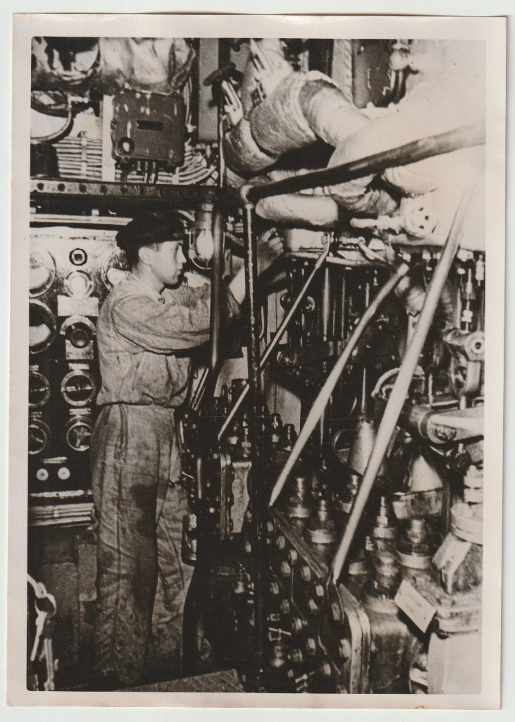 Persfoto 27 - Machinekamer van een Duitsche torpedoboot, Verzamelen, Ophalen of Verzenden, Marine, Duitsland, Foto of Poster