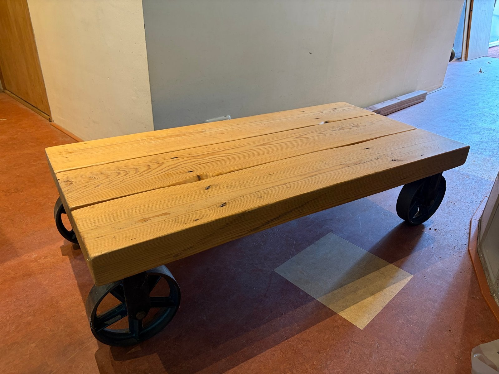 Industriële salontafel op wielen - massief hout, Ophalen, 100 tot 150 cm, 50 tot 100 cm, Zo goed als nieuw