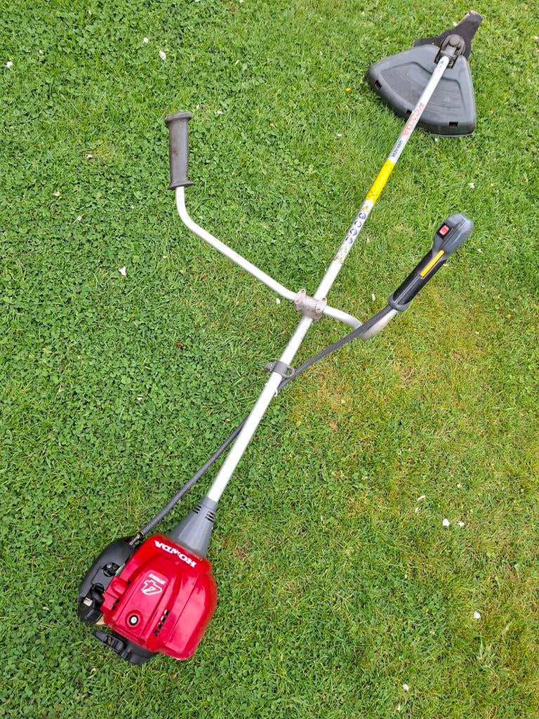 Honda bosmaaier UMK425E. + harnas, extra draad en mes., Ophalen of Verzenden, Benzine