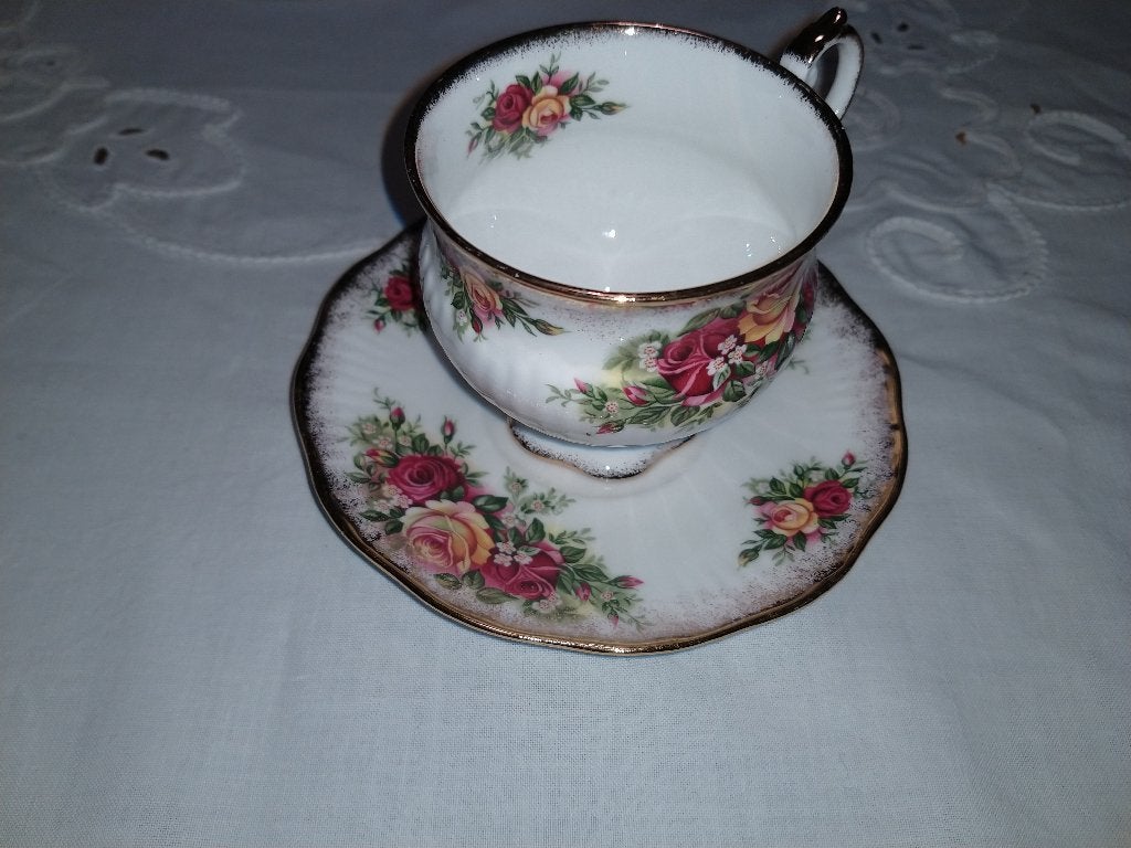 Elizabetha kop en schotel bloem met goud randje. Mooie engel, Ophalen of Verzenden, Zo goed als nieuw, Overige stijlen, Kop(pen) en/of Schotel(s)