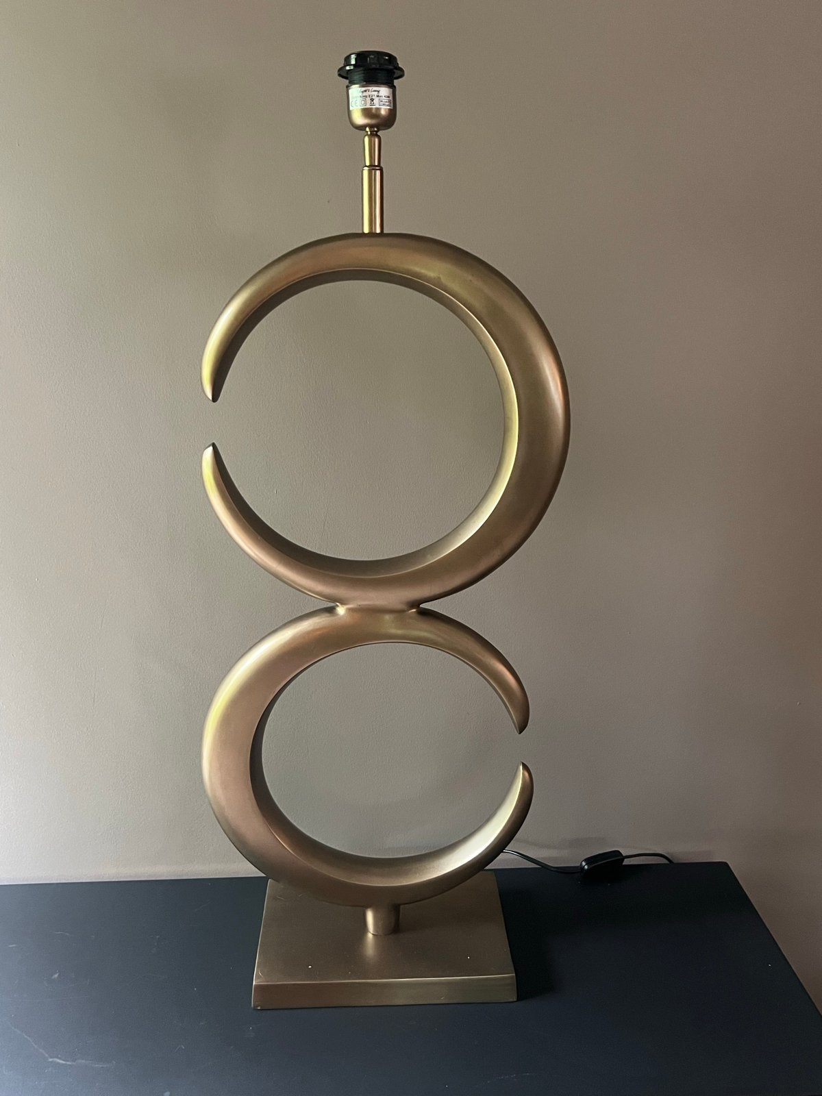 Moderne tafellamp met uniek design - Goudkleurig, Overige merken, E27 (groot), Zo goed als nieuw, Goud
