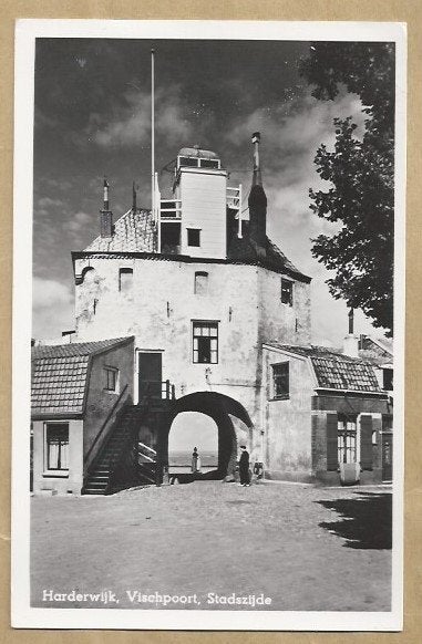 Harderwijk, Vischpoort, Stadszijde - Oude Ansichtkaart, Ophalen of Verzenden, 1940 tot 1960, Gelopen, Gelderland