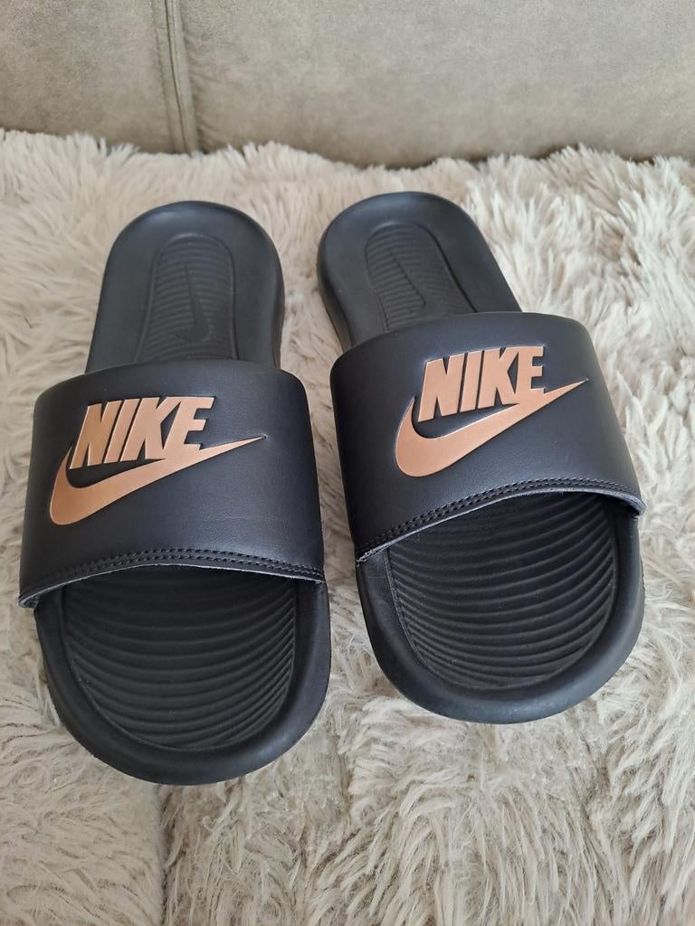 Zgan Nike slippers maat 36,5, Kleding | Heren, Badmode en Zwemkleding, Ophalen of Verzenden, Overige maten, Zwart