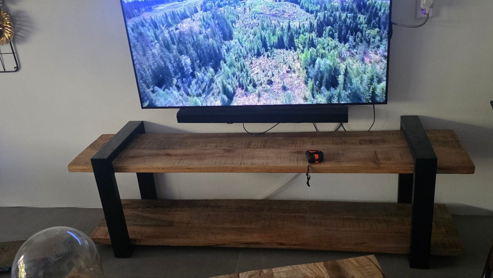 Robuust TV-meubel van mangohout en metaal, 150 tot 200 cm, Industrieel, Modern, Zo goed als nieuw, 25 tot 50 cm