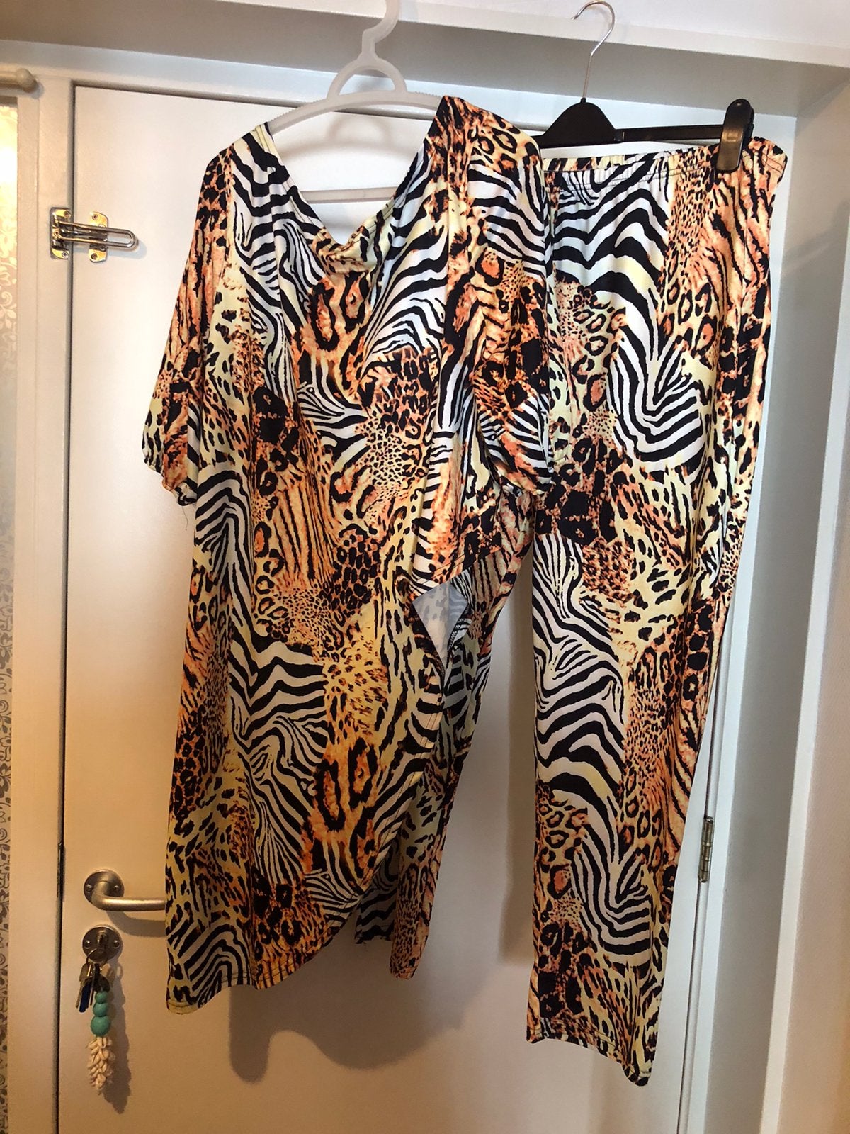 Leuke 2-delige set met dieren print mt 4xl oto 65cm, Verzenden, Nieuw, Meerkleurig, Broek of Spijkerbroek