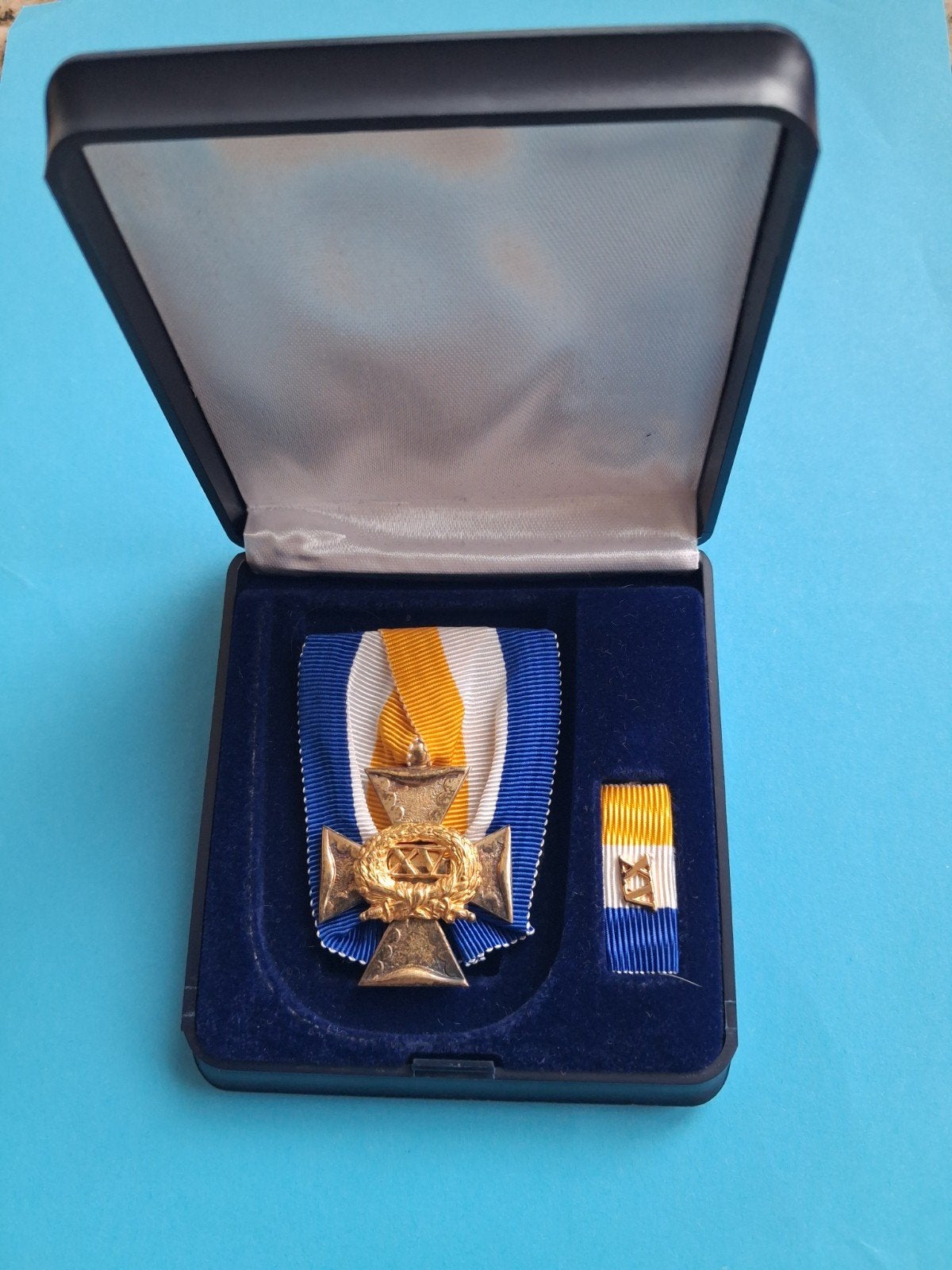 Medaille zilver Officierskruis 15 jaar dienst met baton, Ophalen of Verzenden, Landmacht, Nederland, Lintje, Medaille of Wings