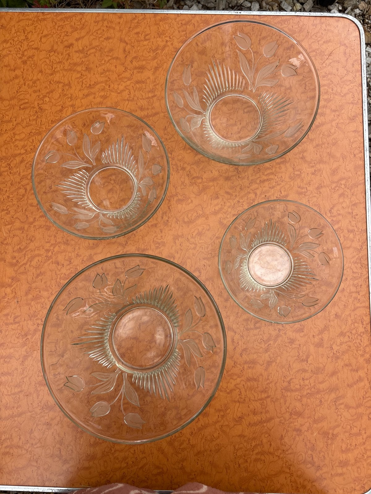 Set van 4 glazen schalen met tulp motief, Gebruikt, Schaal, Rond, Ophalen of Verzenden