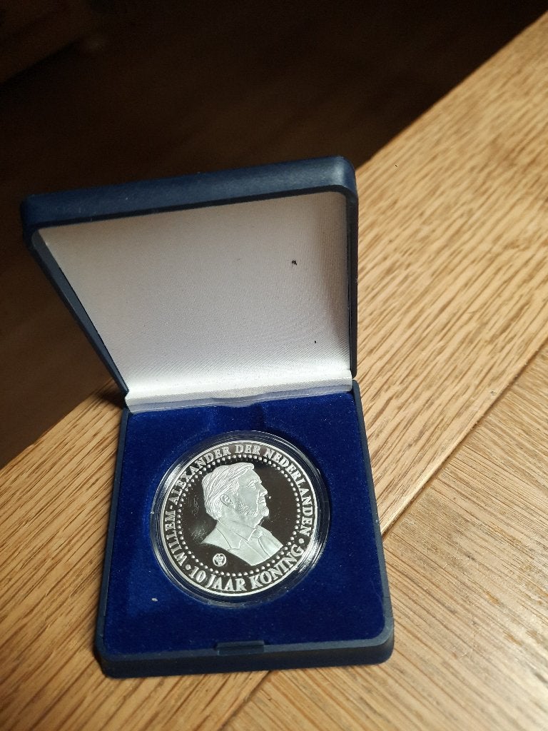 Munt. 10 jaar Koning Willem Alexander. 30 april 2023. In box, Postzegels en Munten, Munten | Nederland, Ophalen of Verzenden, Koningin Beatrix
