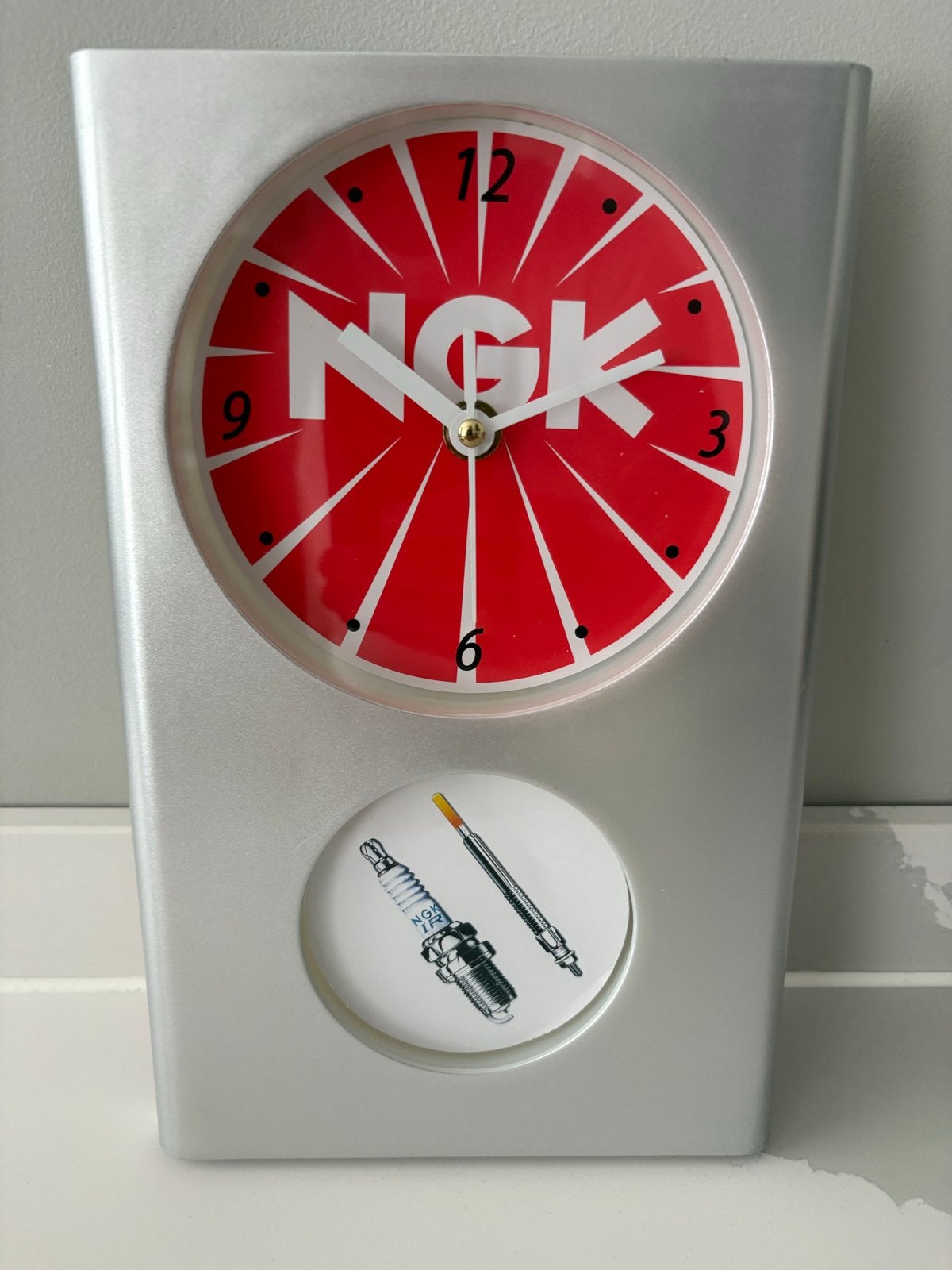 Nieuwe NGK Klok met Draaiend Onderdeel - In Verpakking, Verzamelen, Verzenden, Nieuw