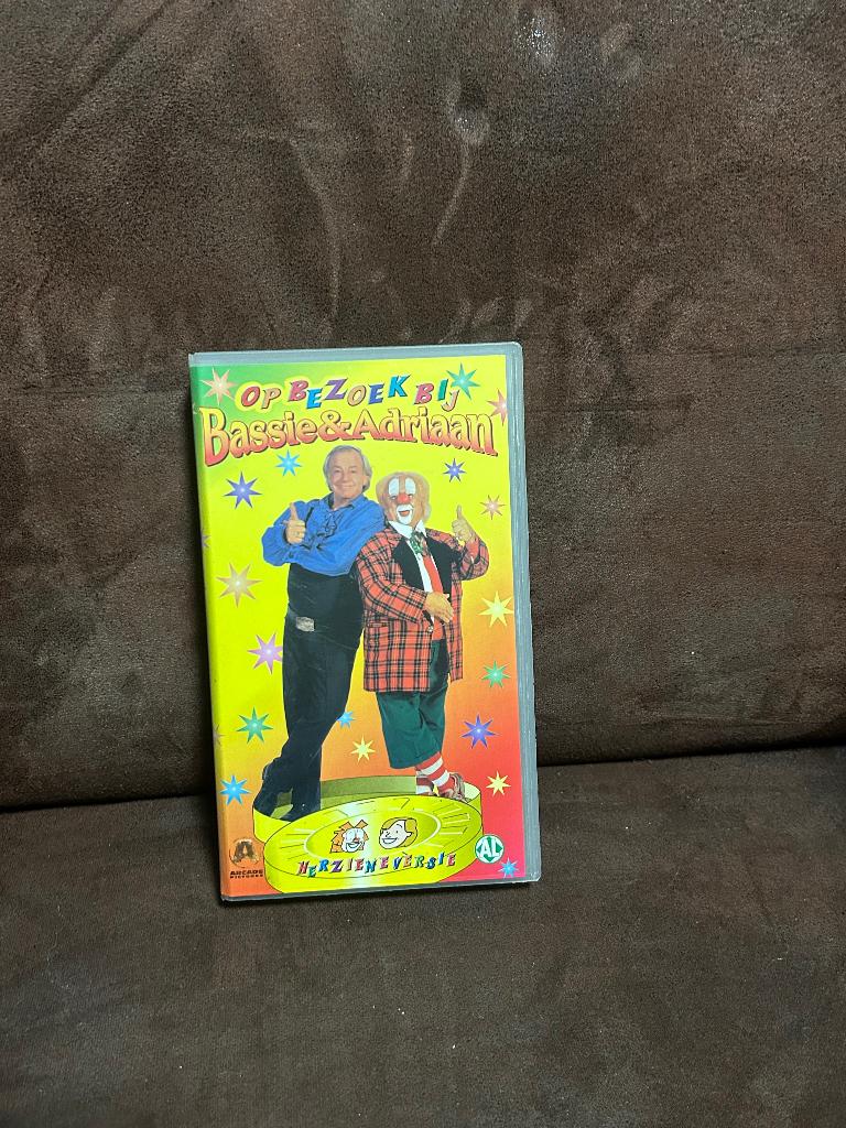 Bassie & Adriaan - Op Bezoek Bij (VHS, 1998), Ophalen of Verzenden, Zo goed als nieuw