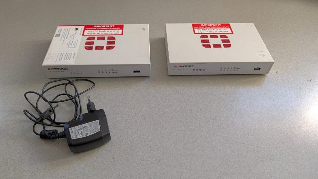 Fortinet FortiGate 30E Firewall (2 stuks), Computers en Software, Ophalen of Verzenden, Gebruikt, Router, Fortinet