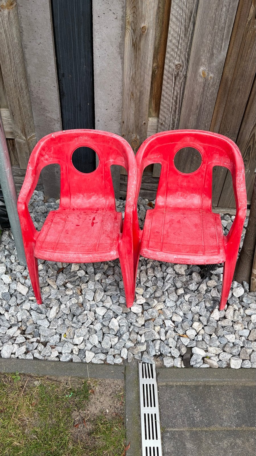 2 rode kleine plastic tuinstoelen, Tuin en Terras, Tuinstoelen, Ophalen of Verzenden, Gebruikt, Plastic
