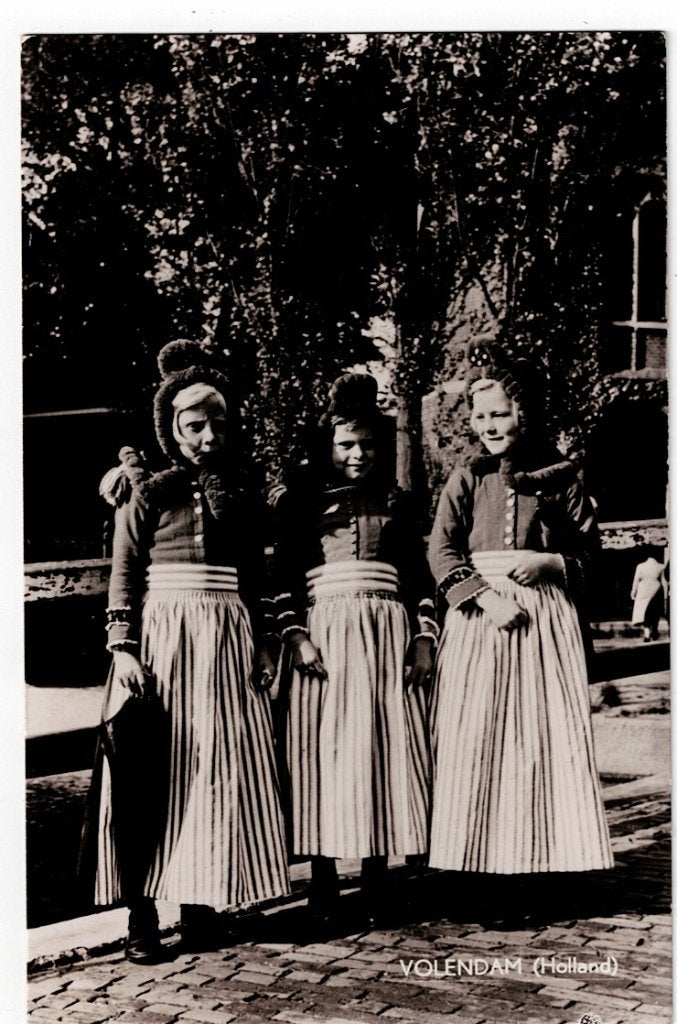 Volendam 1958. De drie kinderen in klederdracht., Ophalen of Verzenden, 1940 tot 1960, Gelopen, Noord-Holland