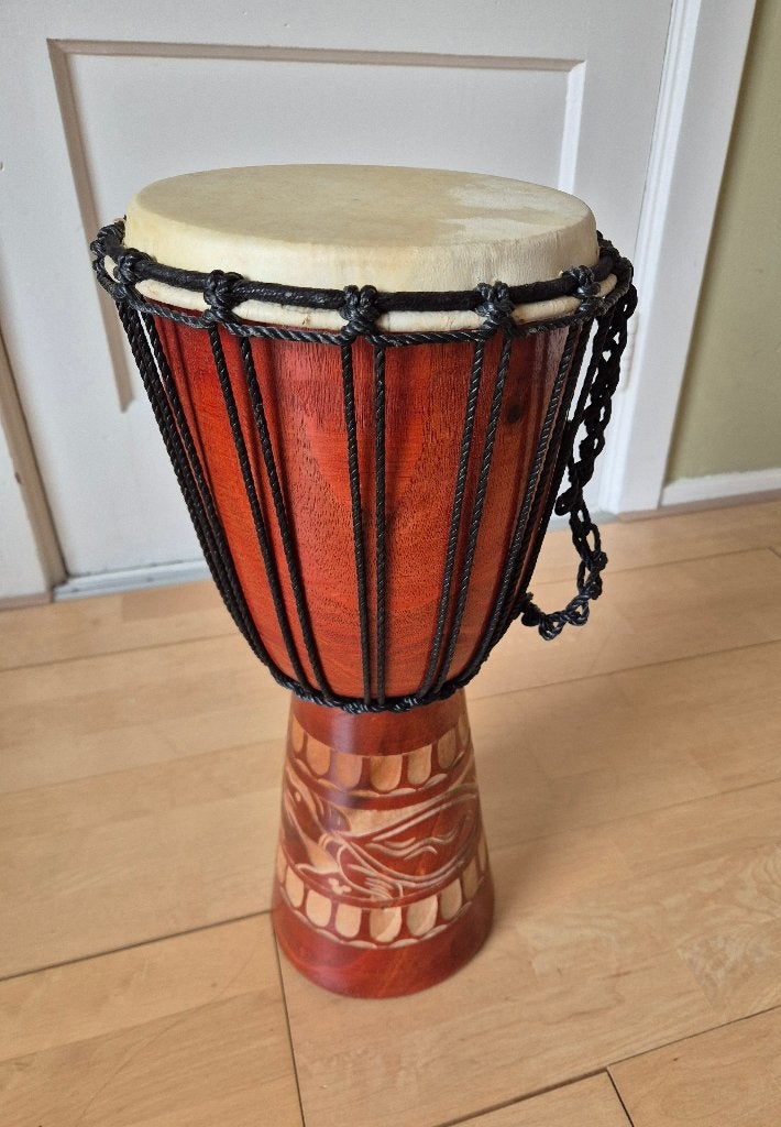 Mooi hand bewerkte djembe, Ophalen of Verzenden, Zo goed als nieuw, Trommel