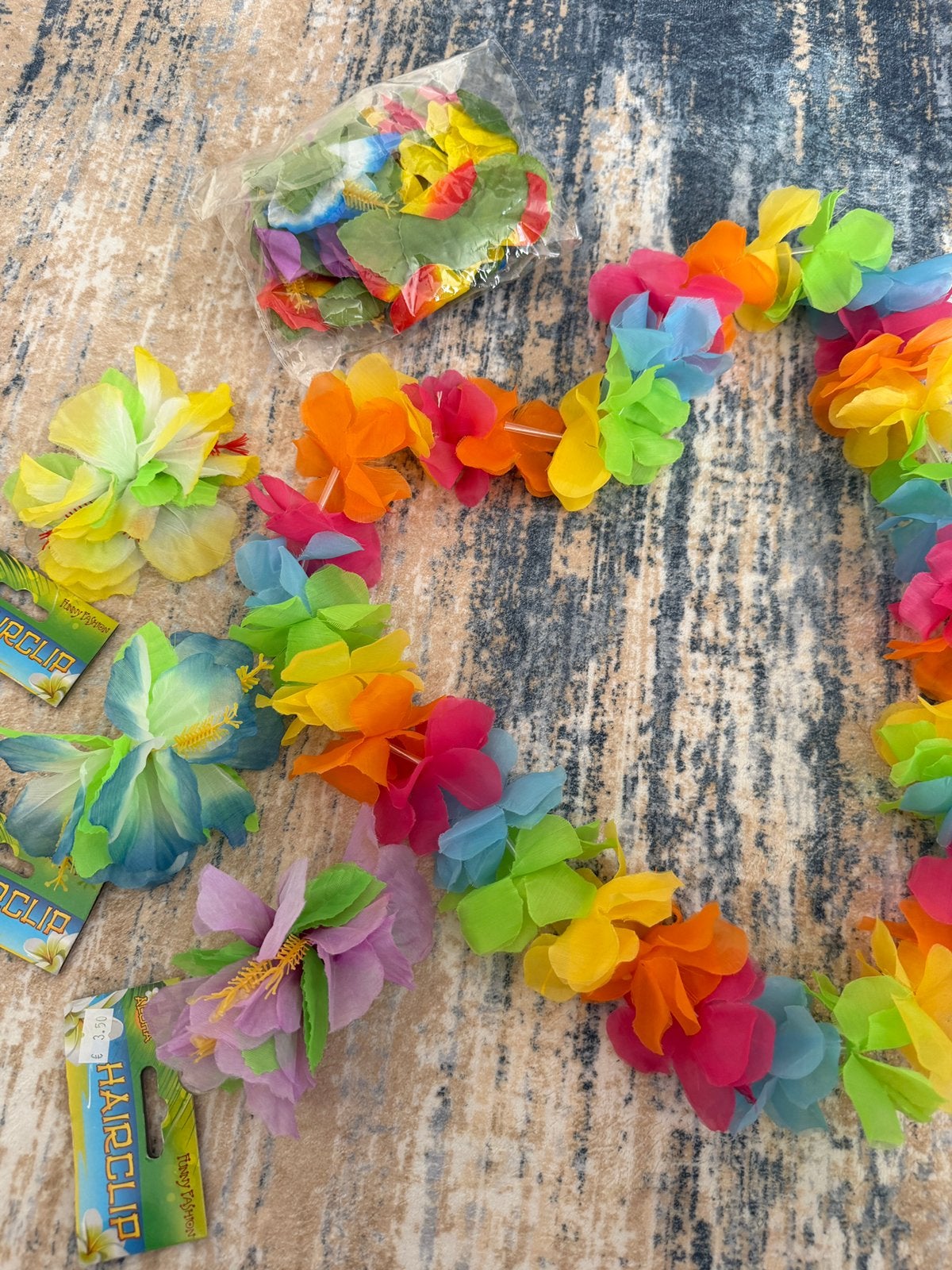 Hawaiian Party Accessories - 12 Flowers, Lei & Hair Clips, Ophalen of Verzenden, Nieuw, Feestartikel, Overige