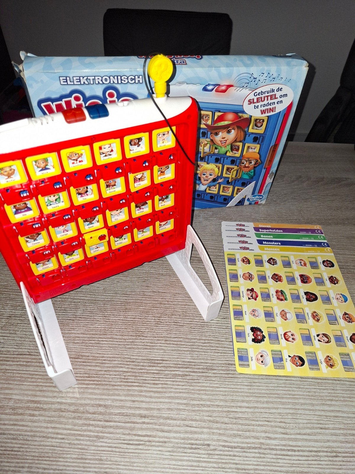 Wie is het? extra electronisch, Een of twee spelers, Ophalen of Verzenden, Zo goed als nieuw, Hasbro