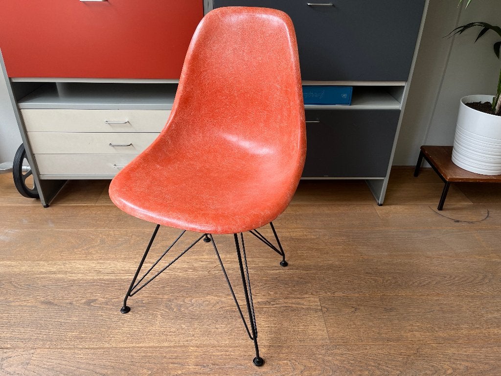 Oude Eames Light Orange fiberglass stoel DSR Eiffel, Huis en Inrichting, Stoelen, Ophalen, Gebruikt, Eén