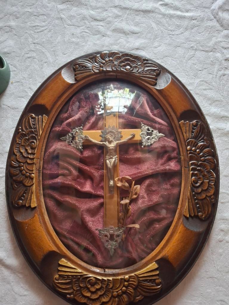 Houten kruisbeeld in ovale lijst, Ophalen of Verzenden